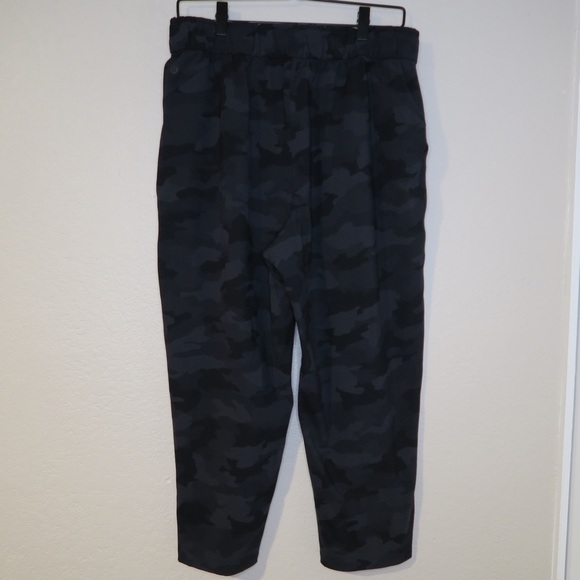 Lululemon‎ Stretch High Rise Crop Pants Heritage 365 Camouflage Deep Coal Black - Picture 6 of 9